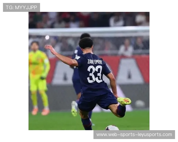 阿劳霍飞身封堵禁区外远射，皮球击中腹部弹开